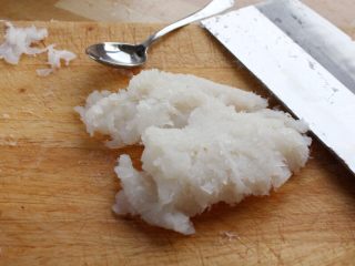 水晶虾饺,4.用刀背剁几刀，刀片碾几下，至鱼肉成泥蓉状态，过程中遇到鱼筋和鱼刺剔除。
注：这样做比直接用刀剁口感好。