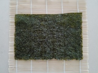 樱花寿司,大片的海苔剪去四分之一剩下一个长方形