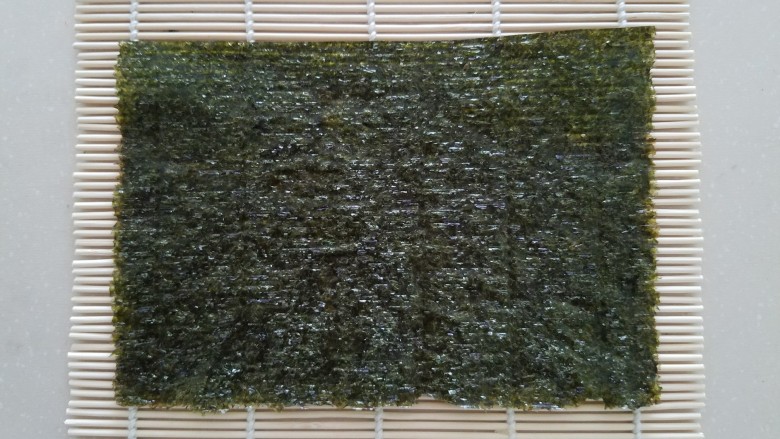 樱花寿司,大片的海苔剪去四分之一剩下一个长方形