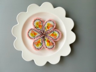 樱花寿司,切完后摆盘时再把保鲜膜揭下去。