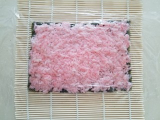 樱花寿司,盖上保鲜膜后把米饭压平整