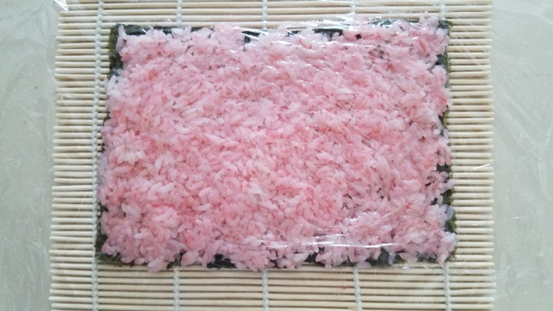 樱花寿司,盖上保鲜膜后把米饭压平整