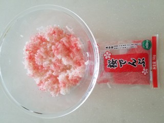 樱花寿司,另一碗加过寿司醋的米饭加入樱花粉拌匀
