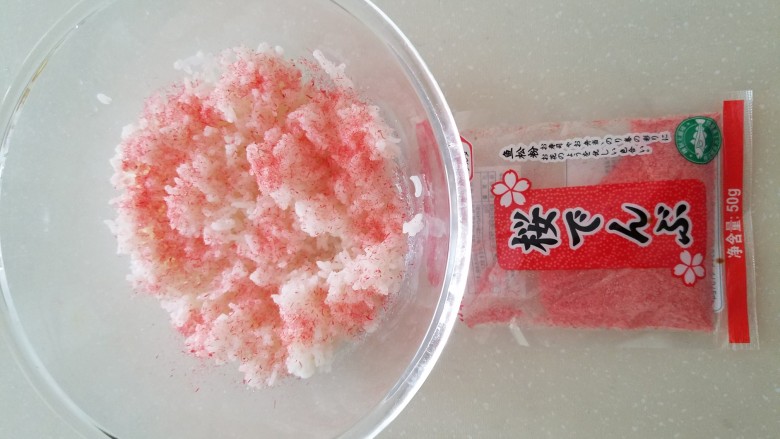 樱花寿司,另一碗加过寿司醋的米饭加入樱花粉拌匀