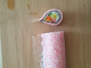 樱花寿司,切寿司时保鲜膜不用揭掉，这样切起来比较整齐，寿司不会散掉。