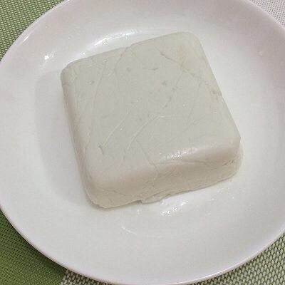 花生豆腐,然后倒入盘中，切成自己喜欢的形状，可以凉拌着吃