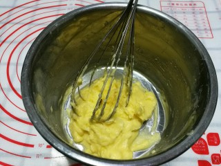 柠檬饼干,用手动打蛋器搅拌均匀。