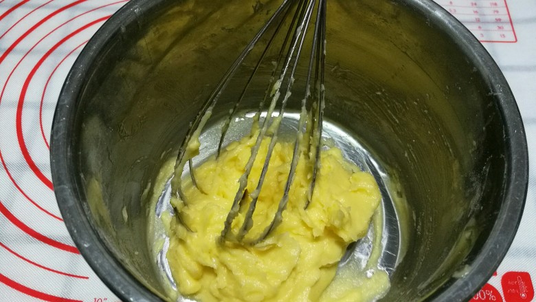 柠檬饼干,用手动打蛋器搅拌均匀。