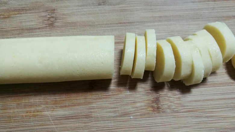 柠檬饼干,取出冻硬的面团，用刀切成均匀的薄片。