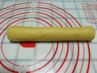 柠檬饼干,将拌匀的面团放在揉面垫上，用手滚成圆形。