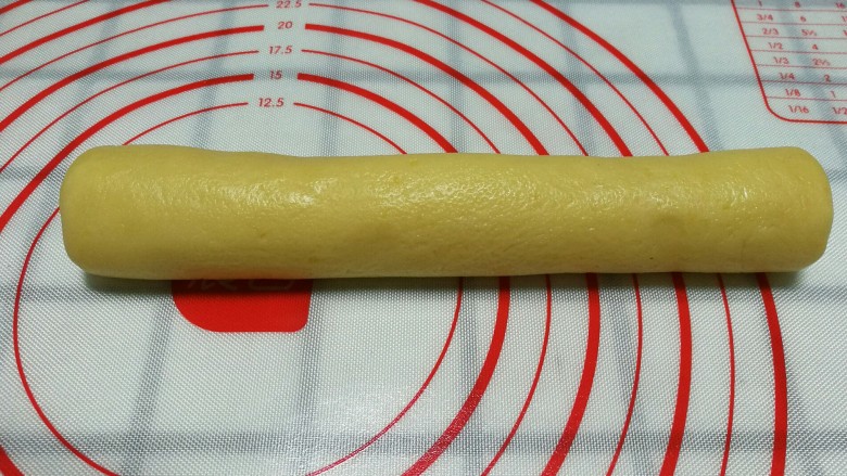 柠檬饼干,将拌匀的面团放在揉面垫上，用手滚成圆形。