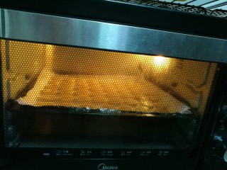 柠檬饼干,烤箱预热，上下火150度，中层烤20分钟。