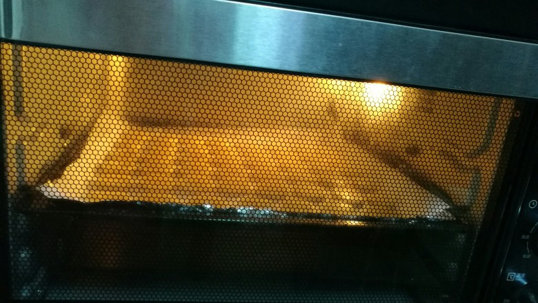 柠檬饼干,烤箱预热，上下火150度，中层烤20分钟。