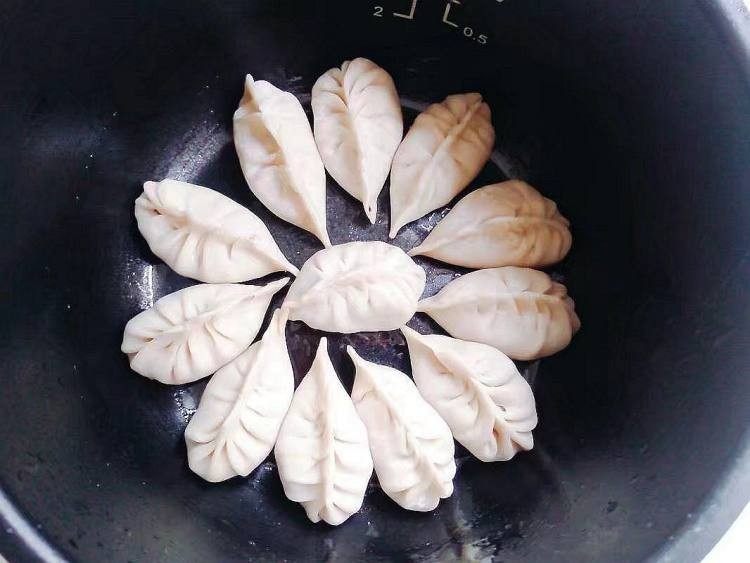 三鲜煎饺,
电饭锅预热刷上一层薄油，下入饺子盖上盖子