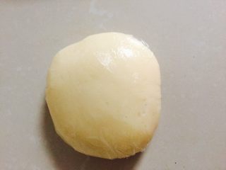 超级详细的麻薯蛋黄酥,将黄油充分揉进麻薯里
用保鲜膜包住放入冰箱冷藏待用