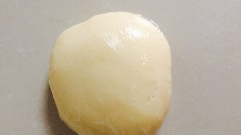 超级详细的麻薯蛋黄酥,将黄油充分揉进麻薯里
用保鲜膜包住放入冰箱冷藏待用