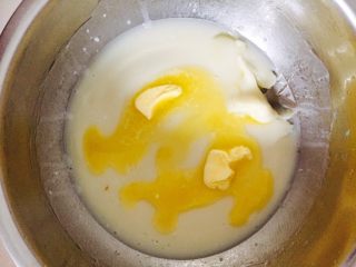 超级详细的麻薯蛋黄酥,放入微波炉高温打几分钟就熟了
加入黄油  等凉到不烫手