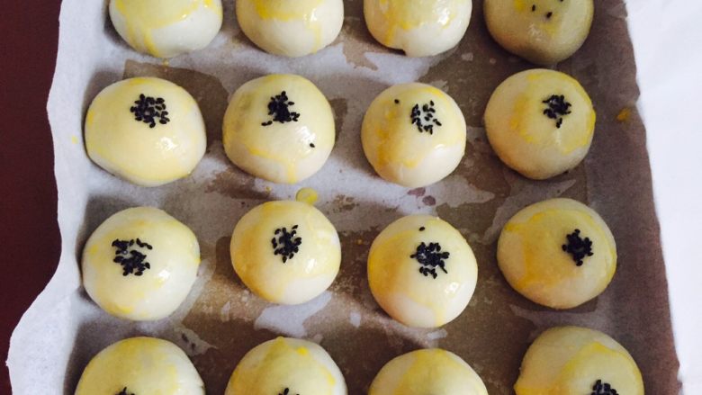 超级详细的麻薯蛋黄酥,刷上蛋黄液  点上芝麻  黑芝麻白芝麻都可以  放入烤箱180度30分钟左右表面金黄就差不多了