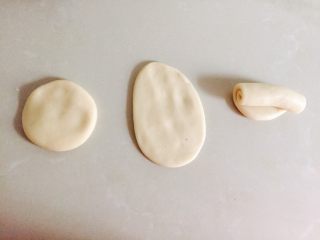 超级详细的麻薯蛋黄酥,按扁擀成牛舌状，从上往下卷起来   或者从下往上都可以