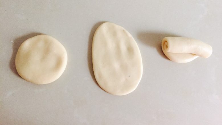 超级详细的麻薯蛋黄酥,按扁擀成牛舌状，从上往下卷起来   或者从下往上都可以