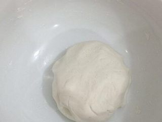 紫薯糯米饼,先1月筷子搅拌均匀，在用手揉成面团，盖上保鲜膜饧五分钟
