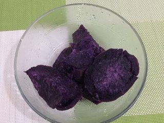 紫薯糯米饼,紫薯用锅蒸熟