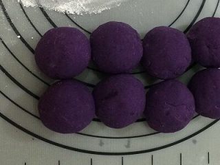 紫薯糯米饼,紫薯也同样分成均匀的小球（一个小球35克左右）