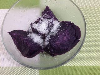 紫薯糯米饼,紫薯中加入白糖