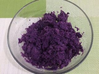 紫薯糯米饼,用勺子将紫薯压成泥，搅拌均匀