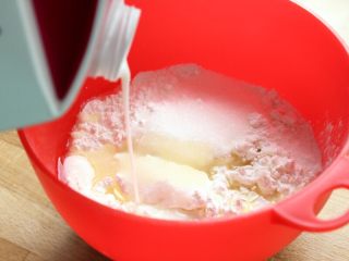 闽台风味茶点心豆沙糯米糍,2．将糯米粉 、玉米淀粉、糖 、油和牛奶 搅拌均匀成无颗粒状的粉浆。