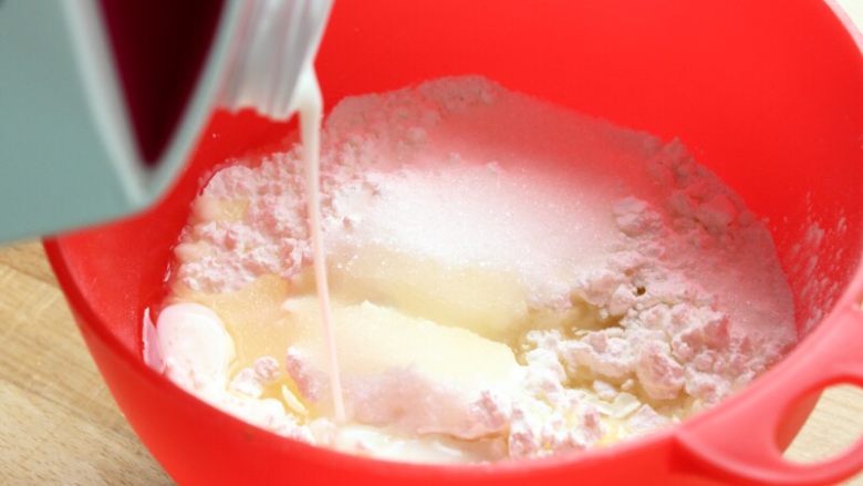 糯米糍,2．将糯米粉 、玉米淀粉、糖 、油和牛奶 搅拌均匀成无颗粒状的粉浆。