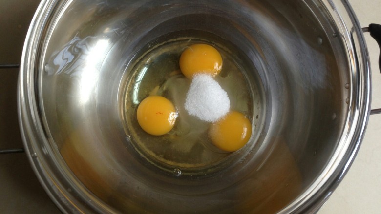 椰香黄金糕,全蛋液加入40克细砂糖，隔温热水用电动打蛋器打发。