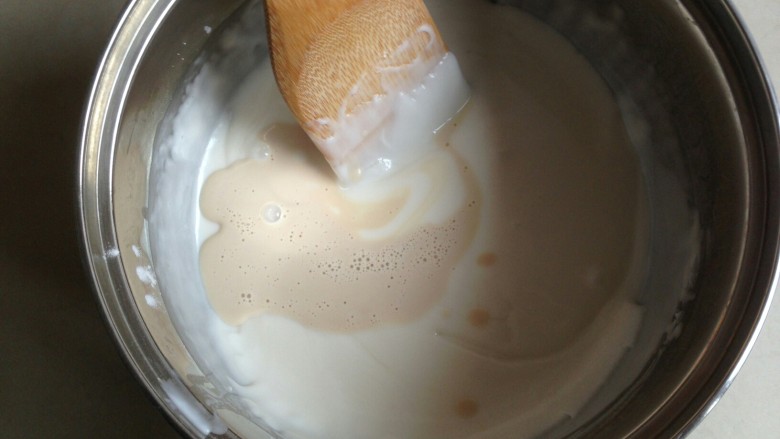 椰香黄金糕,酵母用温水溶解，待木薯糊放凉后才放入，搅拌均匀。