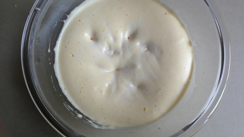 椰香黄金糕,将加了酵母水的木薯糊倒入，用打蛋器再打均匀。