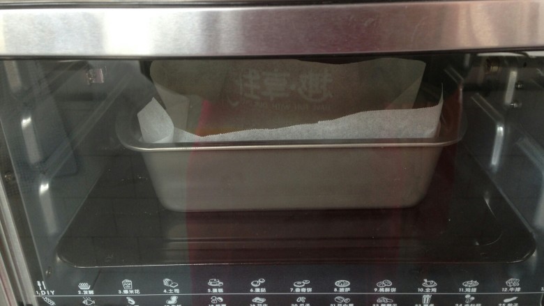 椰香黄金糕,然后放入到380克吐司模里，继续用烤箱的发酵档发酵50分钟。