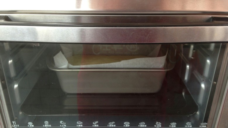 椰香黄金糕,将烤箱预热到上火180度，下火200度，烘烤30分钟，表面上色深的时候，可以加盖锡纸。