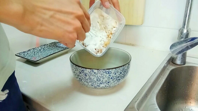 红糖发糕,核桃碎和面粉泡打粉混合后，放进晾凉的白糖水中。