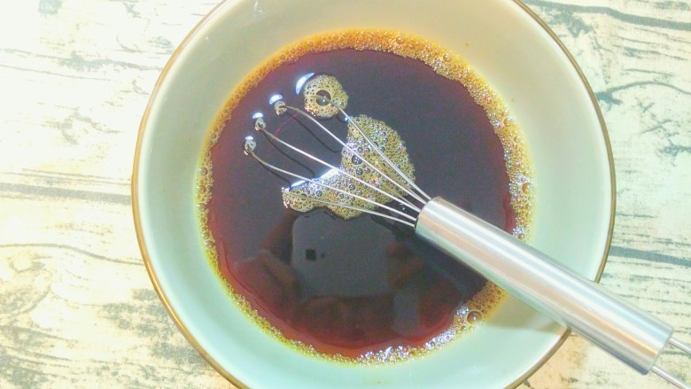 红糖发糕,加入热水，把红糖搅拌融合，放在一边晾凉。