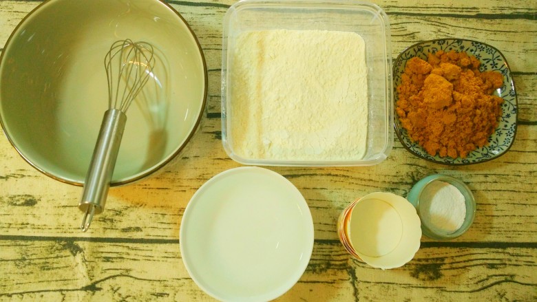 红糖发糕,先将需要用到的食材，工具准备好，纸杯是用来放面糊的。