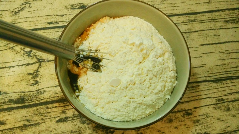红糖发糕,红糖水放至全凉后，把面粉放进去，搅拌均匀。