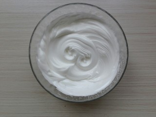 奥利奥奶油蛋白饼,打发到顺滑的，偏干性的状态。
