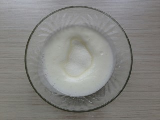 奥利奥奶油蛋白饼,打发至比较浓稠的状态，再加入27克细砂糖。