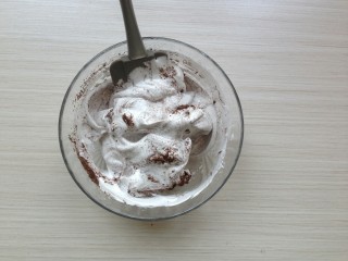 奥利奥奶油蛋白饼,用刮刀从底部向上翻拌几下，不用全部拌均匀。