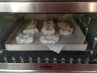 奥利奥奶油蛋白饼,放入到已经提前预热好130度的烤箱下层，烘烤一个小时。