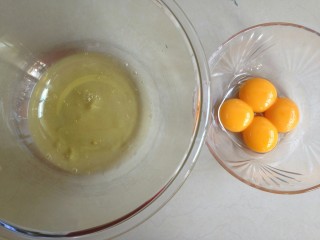 草莓蛋糕卷,将蛋清和蛋黄分别打在两个无水无油干净盆里，将蛋清先放在冰箱里备用。