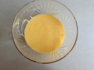 草莓蛋糕卷,用切拌的手法将蛋黄糊拌好，不见干粉即可。