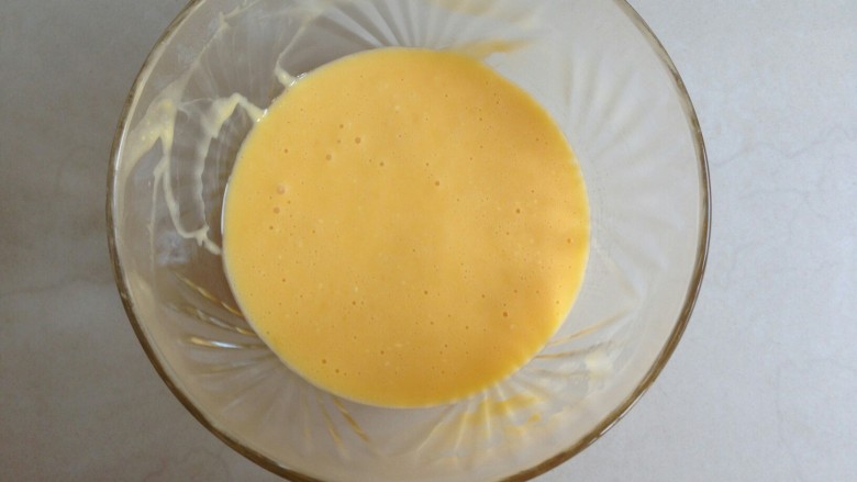 草莓蛋糕卷,用切拌的手法将蛋黄糊拌好，不见干粉即可。