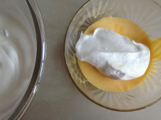 草莓蛋糕卷,将1/3的打发好的蛋白放到蛋黄糊里，用刮刀从底部向上切拌均匀，不可划圈翻拌。