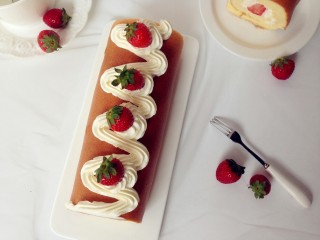 草莓蛋糕卷,漂亮的蛋糕卷就做好了。