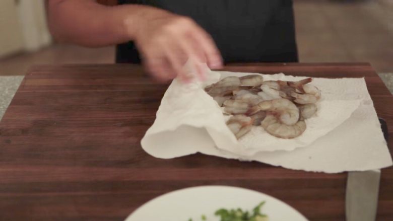 姜葱炒鲜虾,虾沥干水，用厨房纸擦干，要注意保持虾的干爽